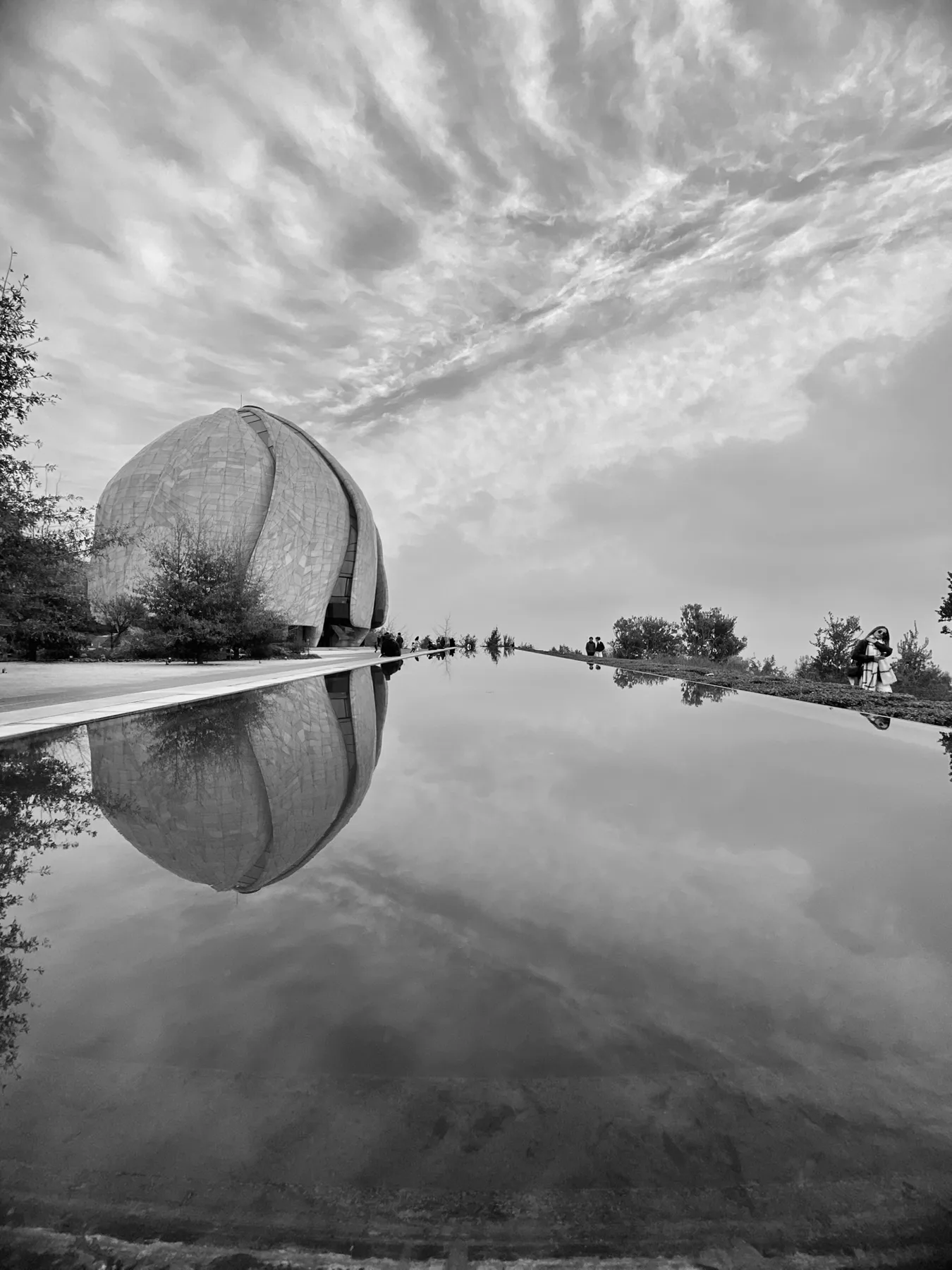 Arquitetura refletida em um espelho de água